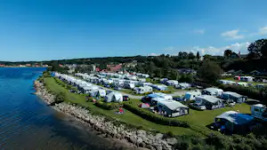 Mariager Camping - Übersicht auf das gesamte Campingplatz Gelände