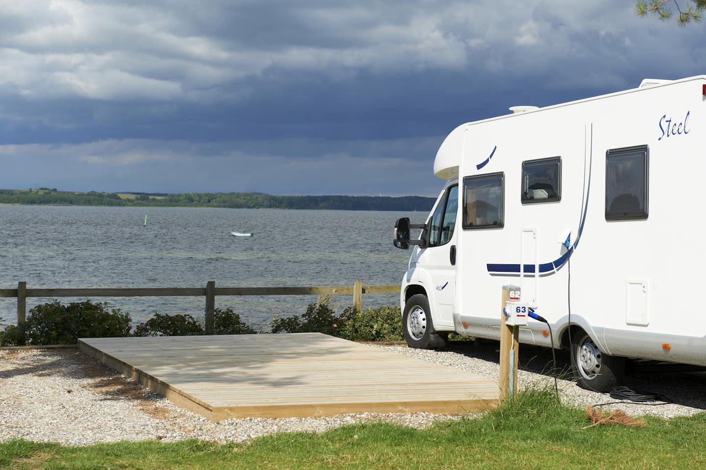 Mariager Camping -  Wohnwagenstellplätze im Grünen auf dem Campingplatz mit Blick auf den See