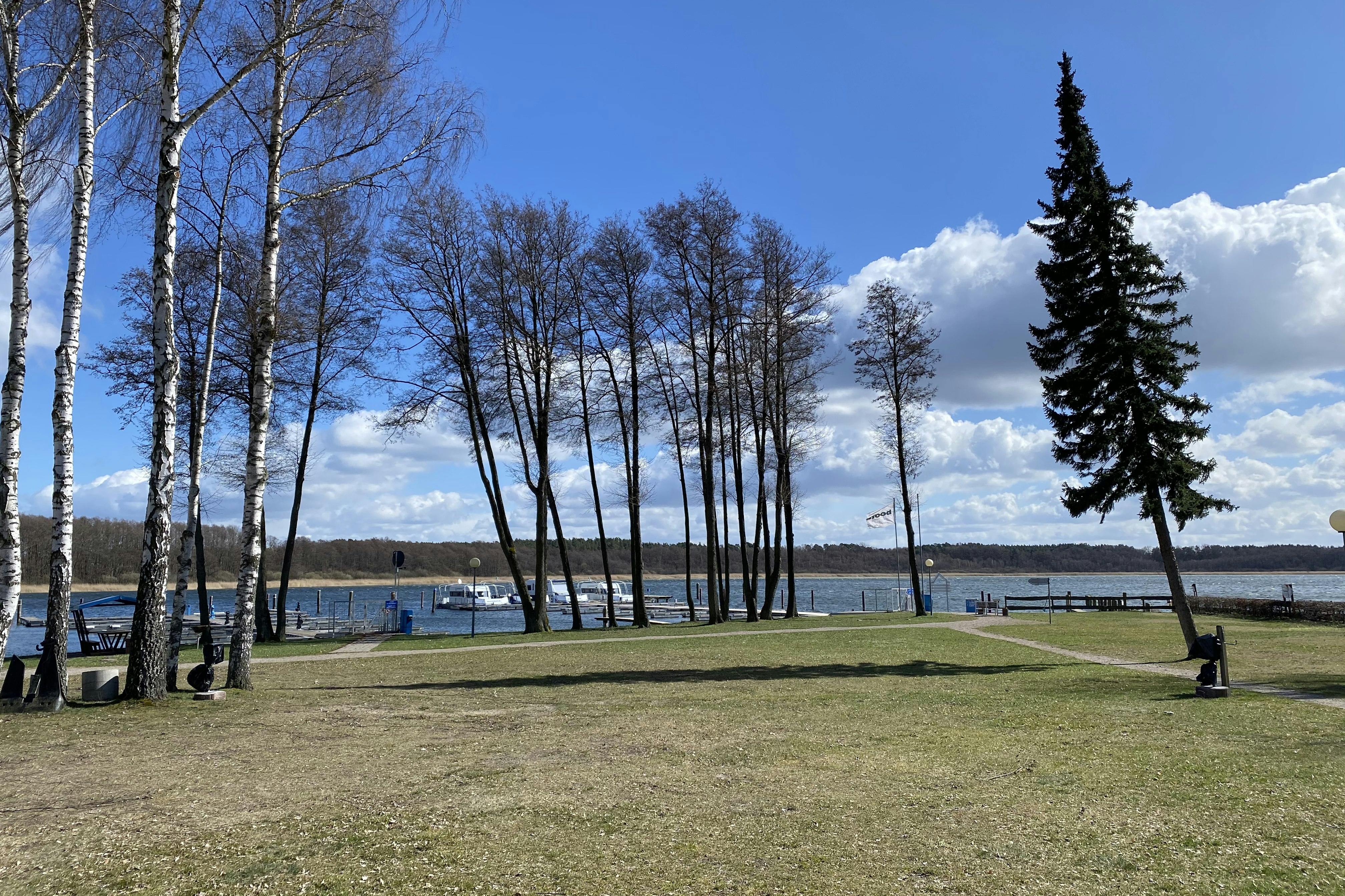 Maribell Campingplatz/Yachthafen - Blick vom Campingplatz auf den See