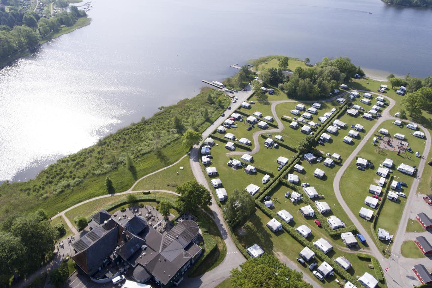 Maribo Sø Camping - Übersicht auf das gesamte Campingplatz Gelände 