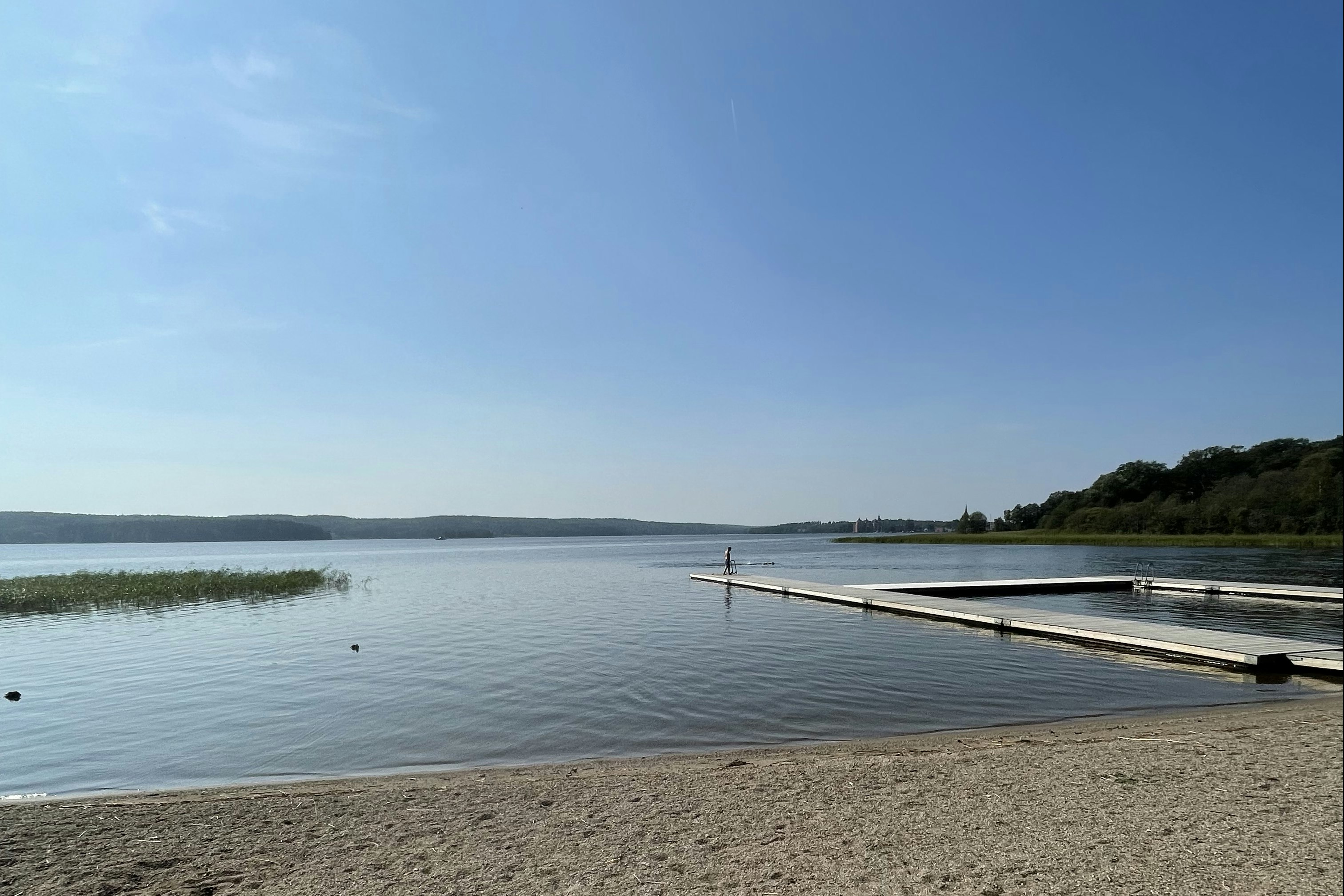 Mariefreds Camping - Blick auf den Badestrand mit Steg