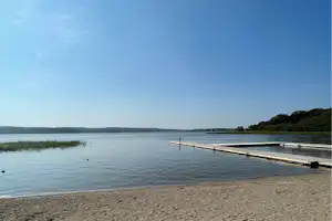 Mariefreds Camping - Blick auf den Badestrand mit Steg