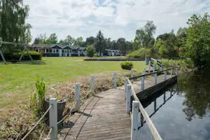 Marielyst Familiecamping - Veiw zum Empfangsgebäude und Teich