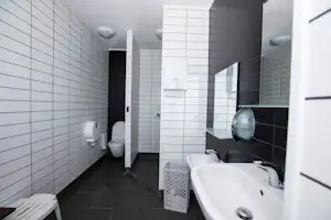Marielyst Ny Camping - Sanitärbereich vom Campingplatz mit Waschbecken, Spiegel, Toilette und Dusche