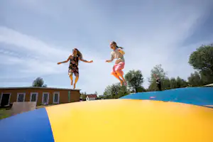Marielyst Ny Camping - Kinder auf dem Trampolin vom Campingplatz