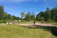 Marijampolės Kempingas - Beachvolleyballplatz mit spielenden Campern