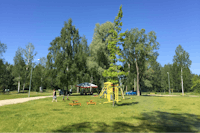 Marijampolės Kempingas - Spielplatz des Campingplatzes mit Wippe und Klettergerüst