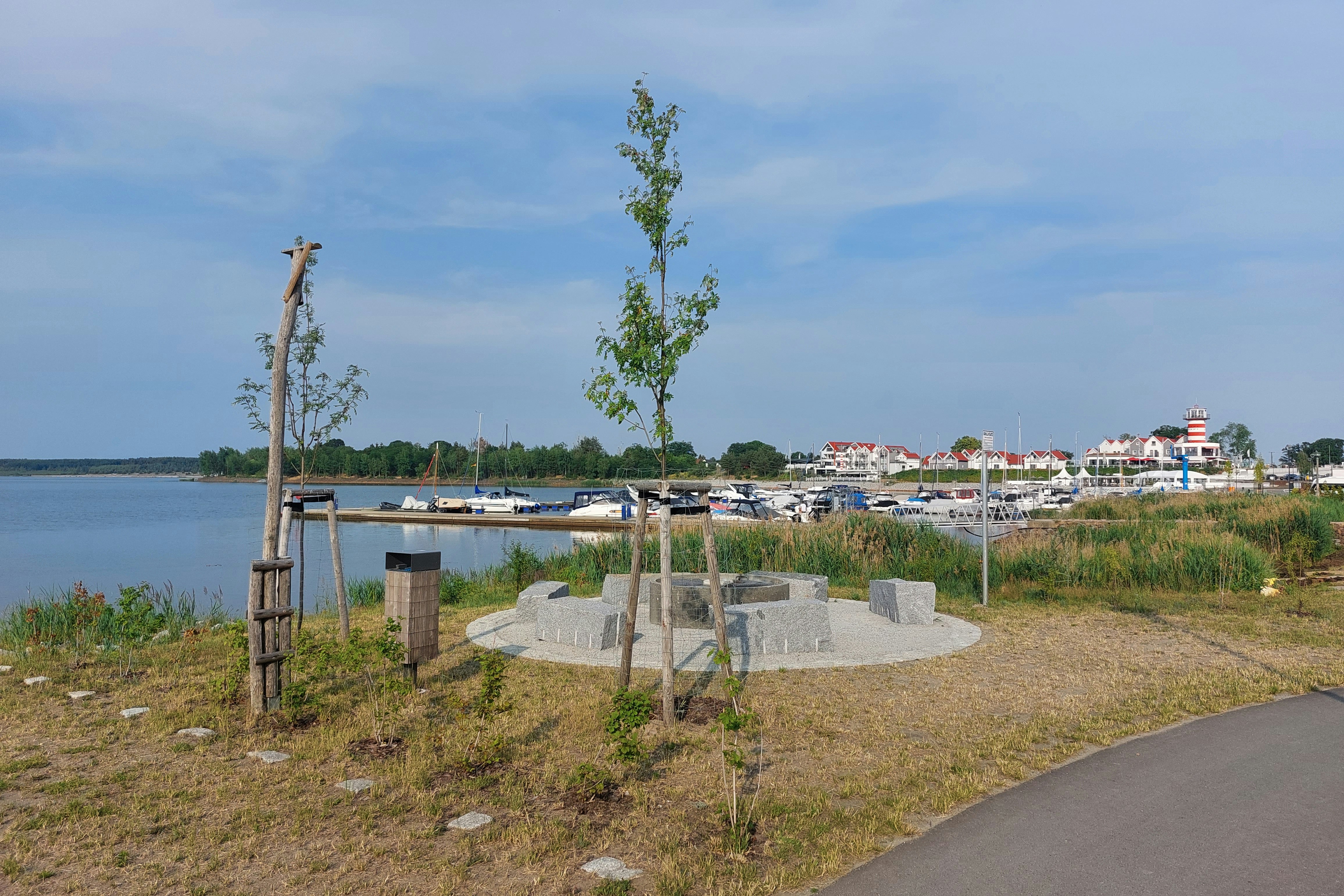 Marina-Camping Geierswalder See - Grillplatz am Ufer des Sees