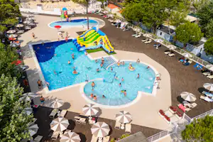 Marina Family Resort - Pool im Freien mit Liegestühlen, Sonnenschirmen und Wasserrutschen