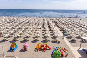 Marina Family Resort - Blick auf den Badestrand mit Liegestühlen und Sonnenschirmen