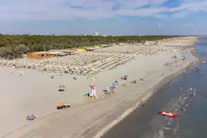 Marina Family Resort - Luftaufnahme des Badestrandes