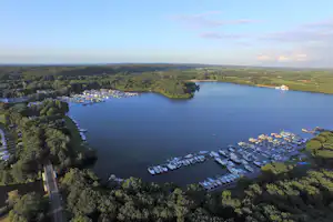 Marina Mookerplas - Luftaufnahme des Campingplatzes am Wasser