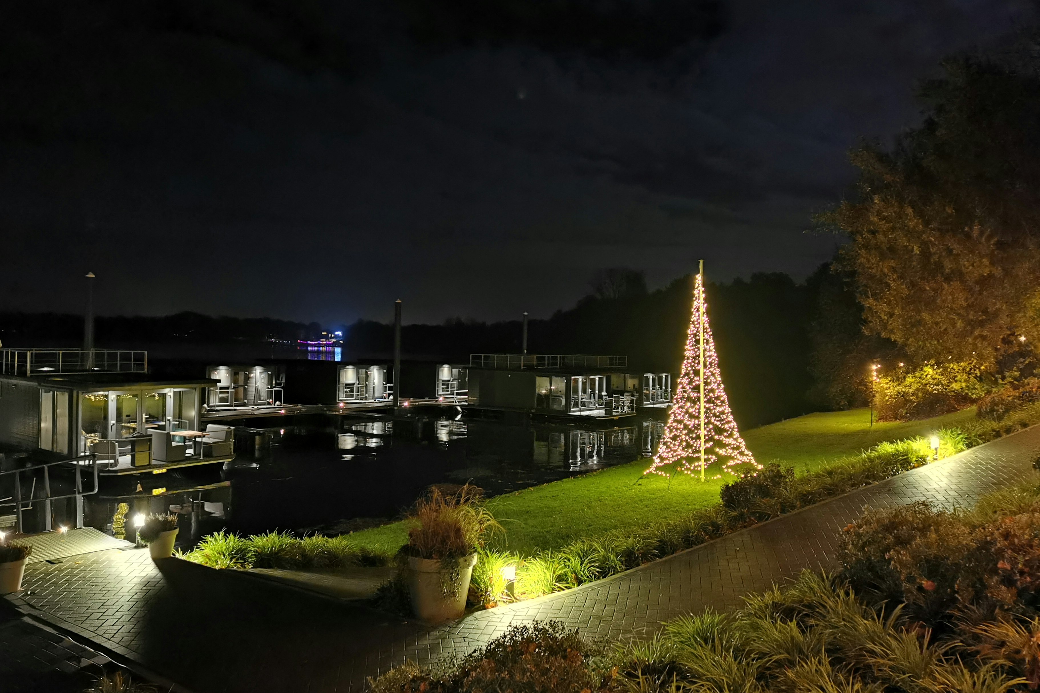 Marina Mookerplas - Blick auf den Campingplatz bei Nacht