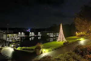Marina Mookerplas - Blick auf den Campingplatz bei Nacht