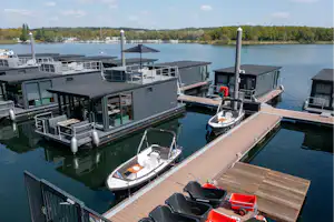 Marina Mookerplas - Hafen mit Hausbooten auf dem Campingplatz