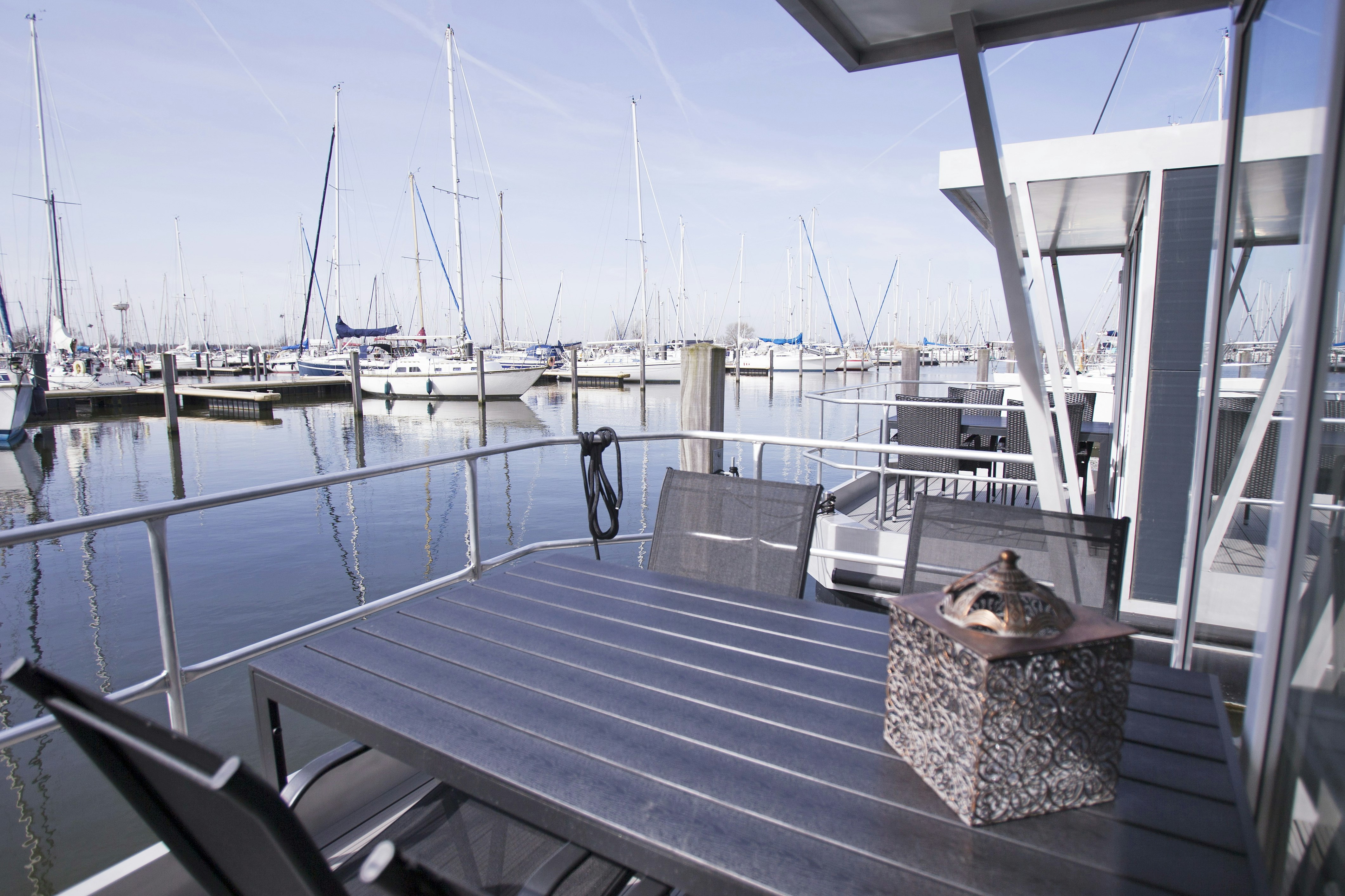 Marina Parcs - Terrasse eines Mobilheims mit Blick aufs Wasser