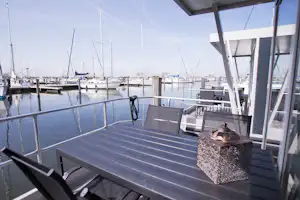 Marina Parcs - Terrasse eines Mobilheims mit Blick aufs Wasser