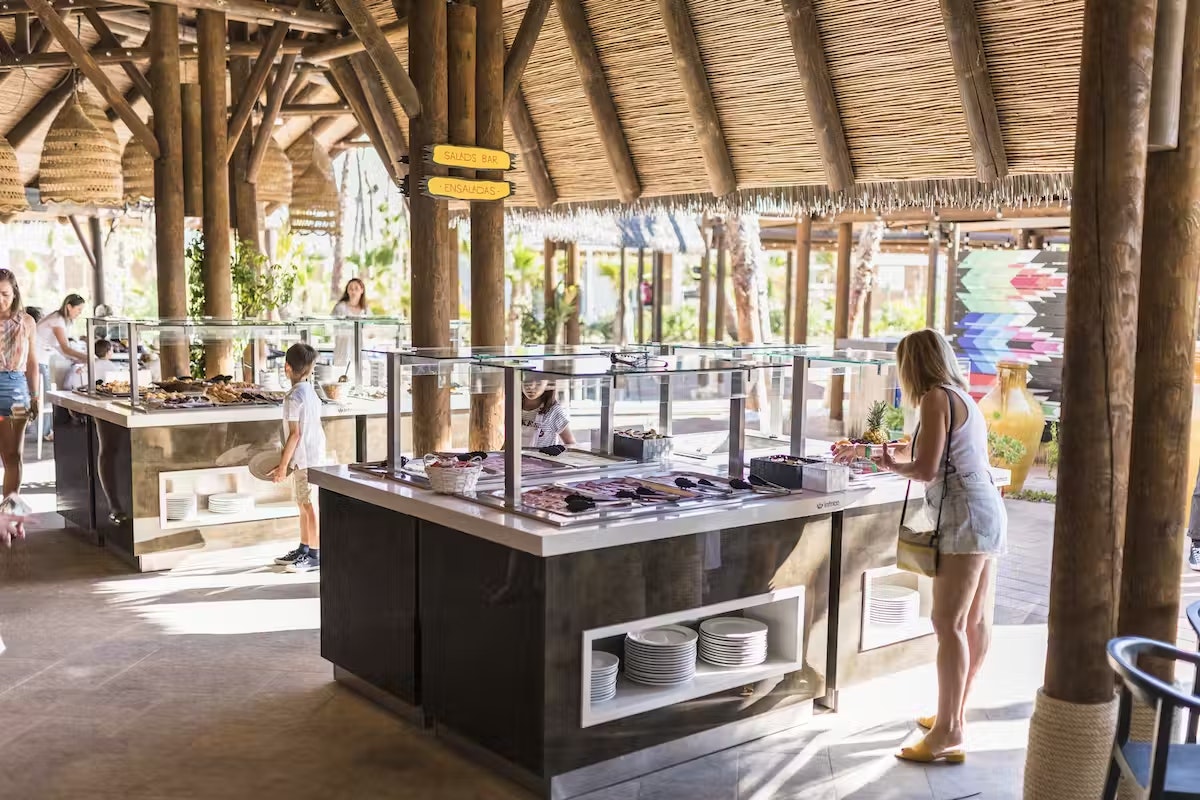 Alannia-Costa-Blanca-Buffet-im-Restaurant-des-Campingplatzes v30