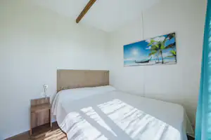 Alannia-Costa-Blanca-Doppelbett-im-Schlafzimmer-eines-Mobilheims-v7