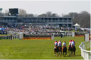 Market Rasen Racecourse - Pferderennen auf der Rennbahn des Campingplatzes mit Zuschauern auf Tribünen und Rasen im Hintergrund
