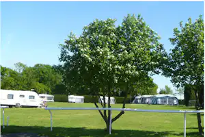 Market Rasen Racecourse - Stellwiese mit Wohnwagen und Zelten darauf