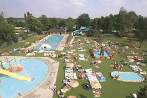 Marveld Recreatie - Übersicht auf die Pools und Wasserrutsche
