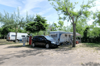 Massimo Camping - Wohnwagen- und Zeltstellplatz zwischen Bäumen auf dem Campingplatz