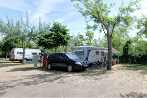 Massimo Camping - Wohnwagen- und Zeltstellplatz zwischen Bäumen auf dem Campingplatz