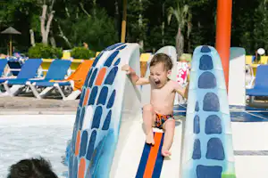 Mayotte Vacances - Kind im Kinderbecken von Poolbereich auf dem Campingplatz