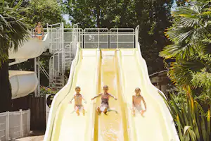 Mayotte Vacances - Kinder auf der Wasserrutsche vom Campingplatz