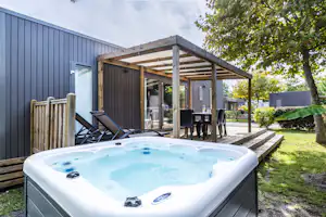 Mayotte Vacances - Whirlpool an der Veranda vom Mobilheim auf dem Campingplatz