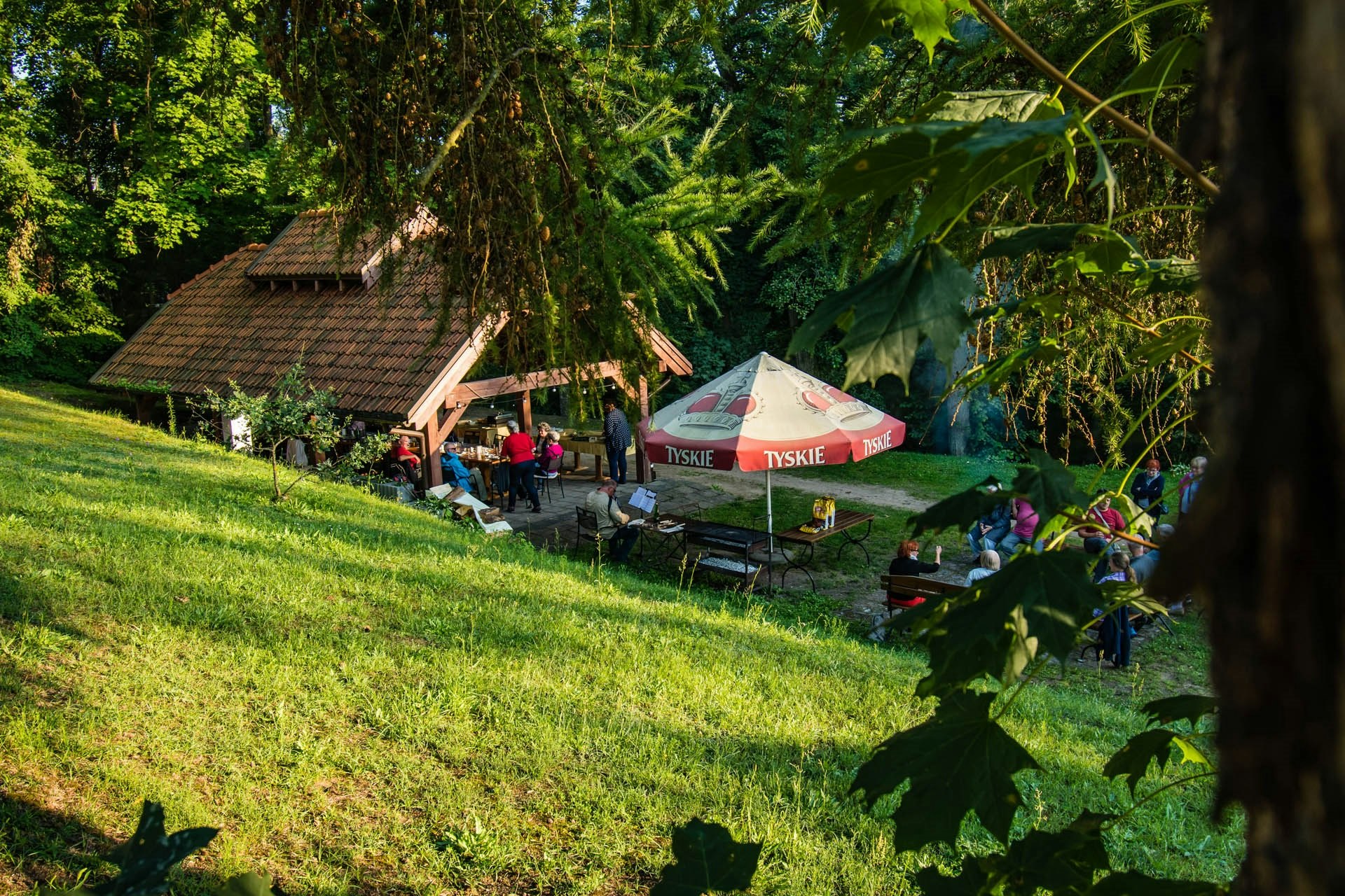Mazur Syrenka - Blick auf die Grill- und Feuerstelle auf dem Campingplatz