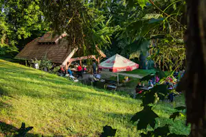 Mazur Syrenka - Blick auf die Grill- und Feuerstelle auf dem Campingplatz