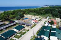 MCM Camping & Resort - Luftaufnahme von den Mobilheimen, dem Pool und dem Meer