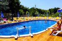 MCM Camping & Resort - Poolbereich vom Campingplatz mit Liegestühlen und Sonnenschirmen