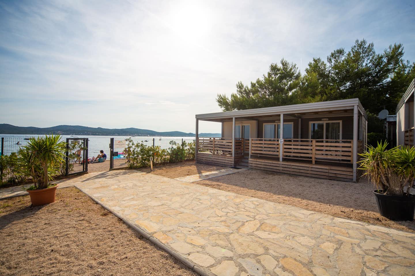 Mediteran Kamp @ Camp Ljutić - Blick auf Mietunterkunft direkt am Starnd gelegen