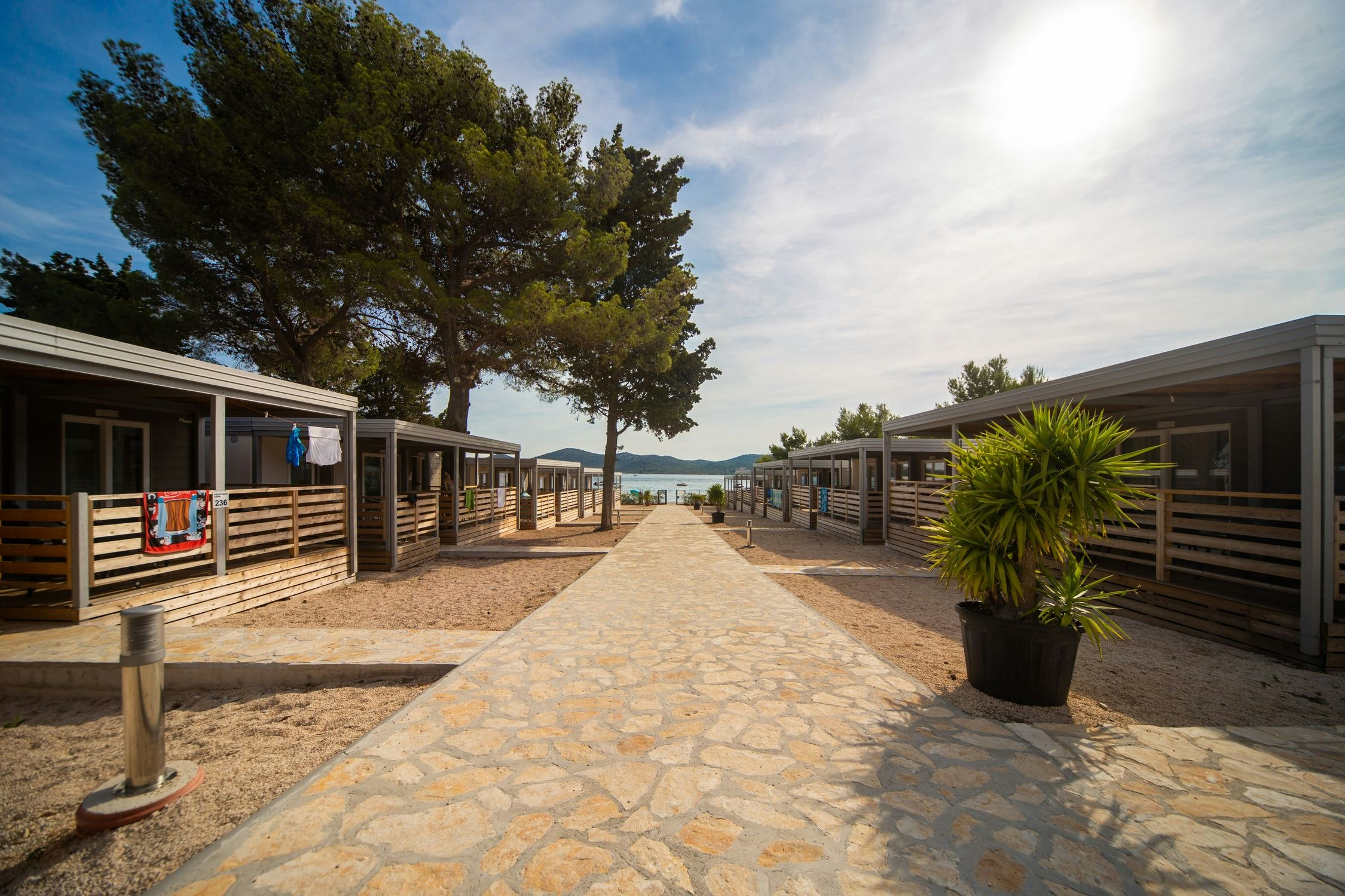 Mediteran Kamp @ Camp Ljutić - Blick auf den Weg von den Mietunterkünften zum Strand