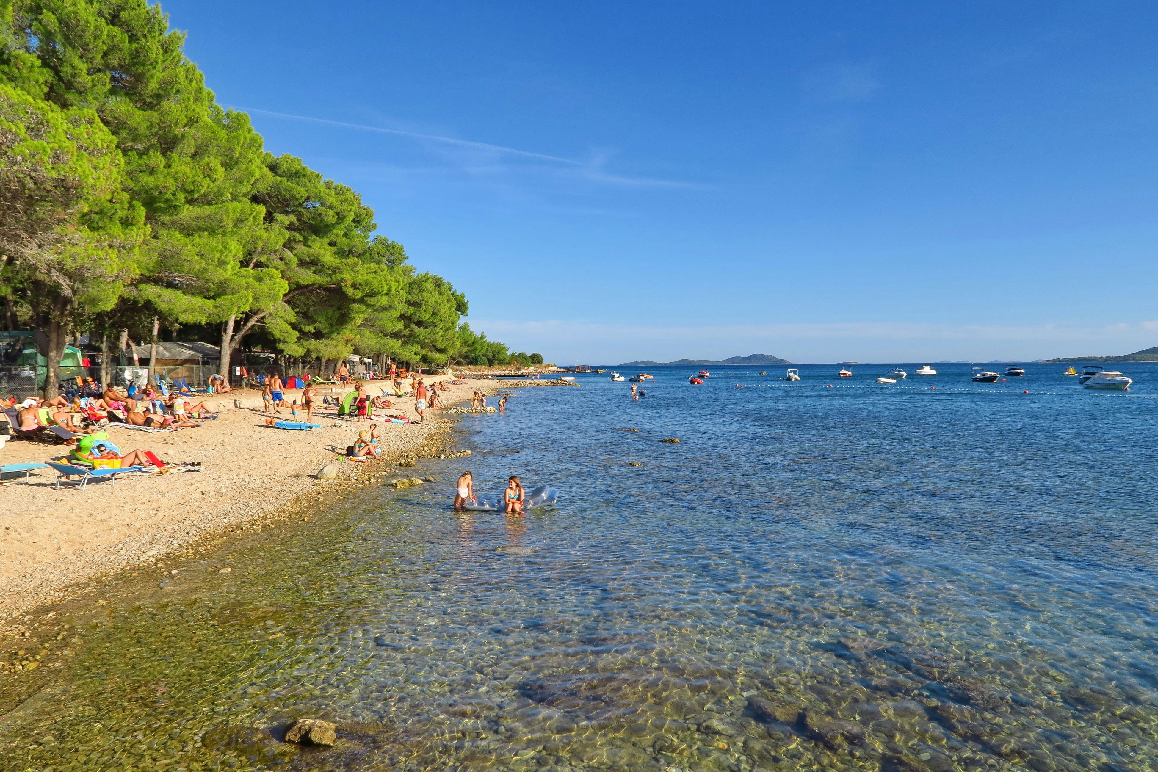 Mediteran Kamp @ Camp Ljutić - Kiesel- und Sandstrand des campingplatzes