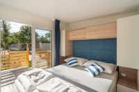 Mediteran Kamp @ Camping Park Umag - Schlafzimmer mit Doppelbett und großer fensterfront sowie direkten Zugang zur Veranda