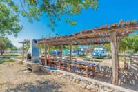 Mediteran Kamp @ Camping Phalaris - Grillstelle mit sonnengeschützten Tischen und Bänken