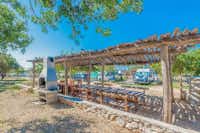 Mediteran Kamp @ Camping Phalaris - Grillstelle mit sonnengeschützten Tischen und Bänken