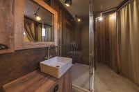Mediteran Kamp @ Camping Phalaris - rustikal und modern eingerichtetes Badezimmer einer Wohnzelt-Mietunterkunft