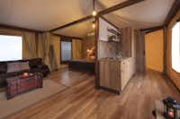 Mediteran Kamp @ Camping Phalaris - rustikale Inneneinrichtung und moderne Ausstattung einer Wohnzelt-Mietunterkunft