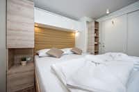 Mediteran Kamp @ Camping Solaris Naturist - Schlafzimmer mit Doppelbett in einer Mietunterkunft