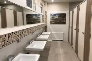 Meißners Sonnencamp - Sanitärgebäude mit Waschbecken, Spiegel, Toiletten und Duschen