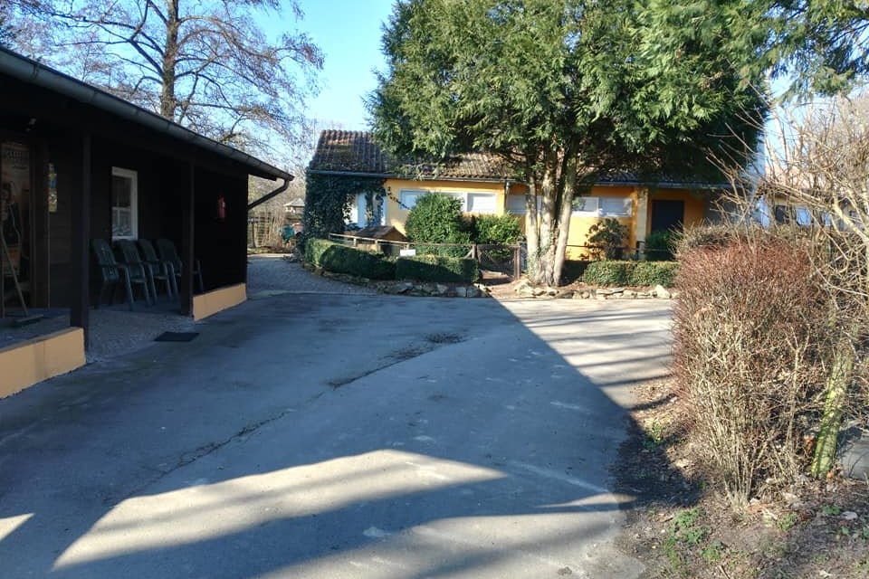 Meyer zu Bentrup Campingpark Lemgo - Einfahrt mit Rezeption hinter einem Baum