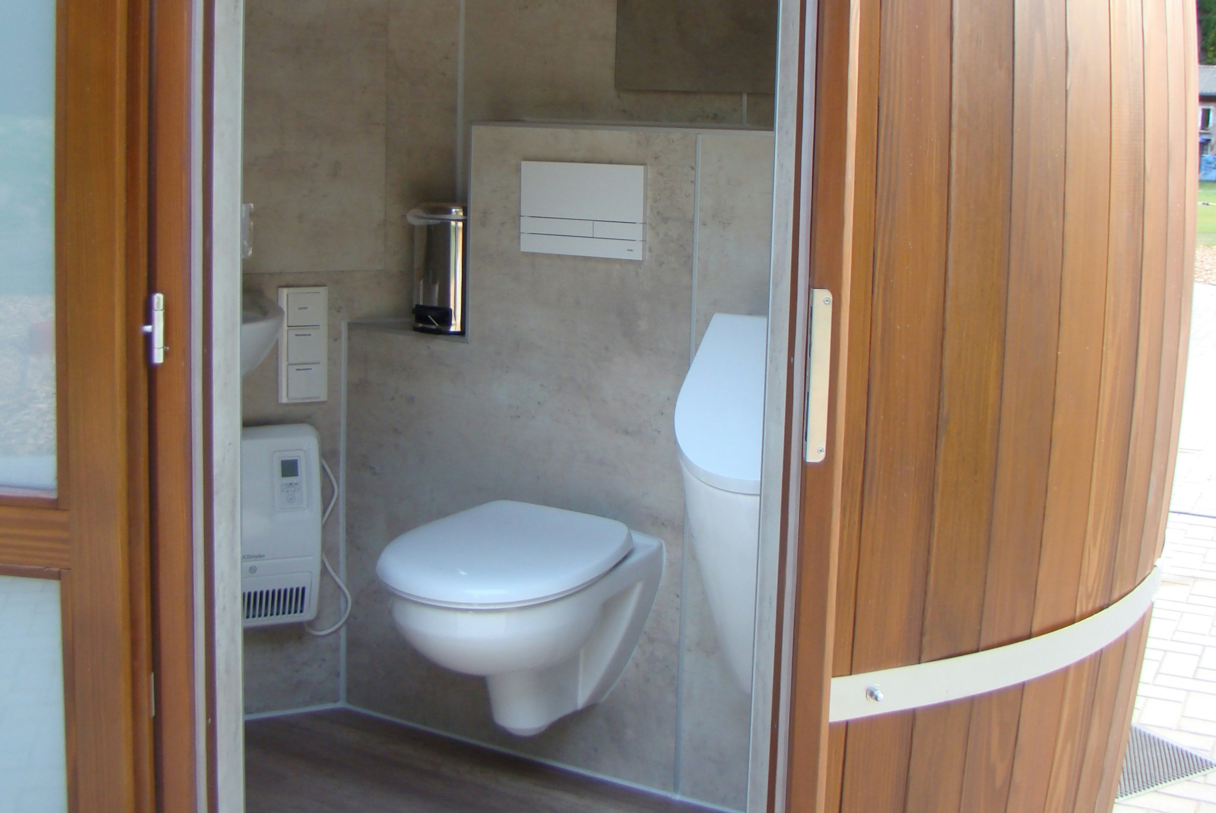 Meyerhöms Bauernstube - Innenansicht eines Sanitärfasses mit Toilette