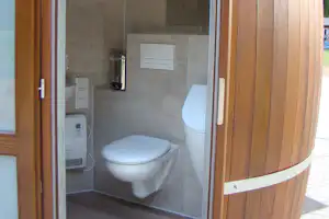 Meyerhöms Bauernstube - Innenansicht eines Sanitärfasses mit Toilette