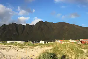 Midnattsol Camping Bleik - Blick auf Campingplatz vom Strand