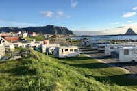 Midnattsol Camping Bleik - Überblick Campingplatz mit Blick auf Berge und Strand